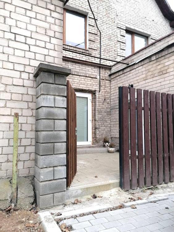 Groundfloor Apartment On The Green Hill Каунас Екстериор снимка